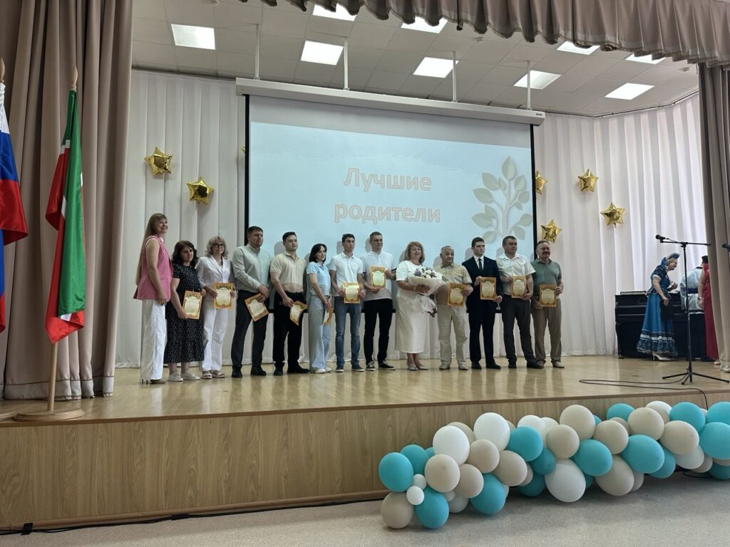 Подведение итогов учебного года в школе № 2: Депутат Рамиз Мамедов удостоен Благодарности за поддержку школьного сообщества