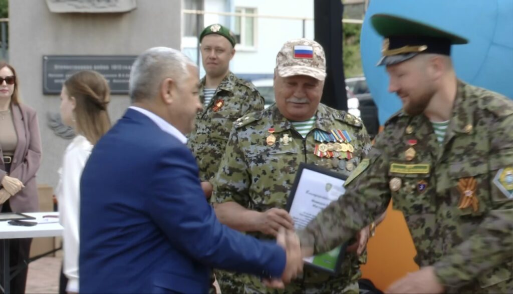 В День пограничника депутату Рамизу Мамедову вручена Благодарность за активное участие в сборе гуманитарной помощи