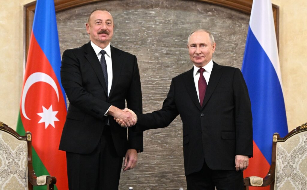 Ильхам Алиев поздравил Владимира Путина с Днем России